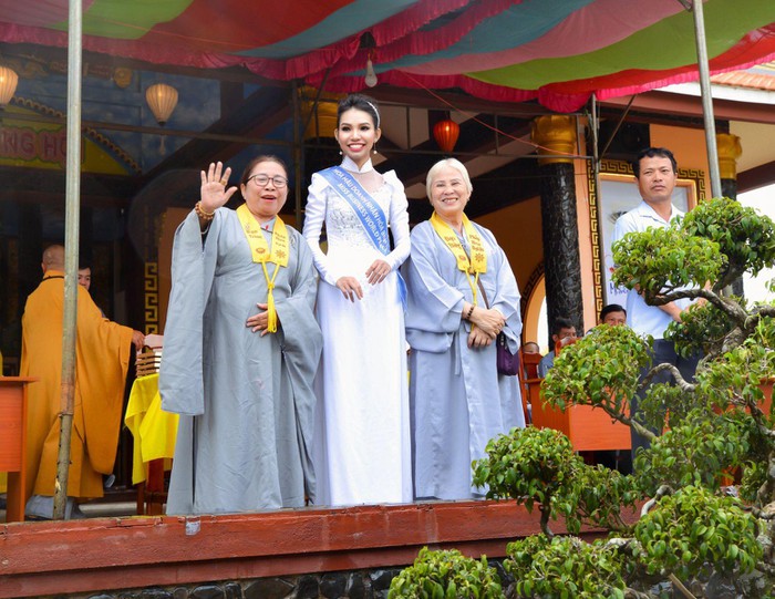 Hoa hậu HUỲNH TRÂM: “Hạnh phúc là cho đi – Yêu thương luôn ở lại”
