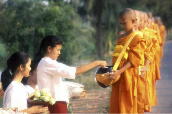 Đức Phật nói về việc bố thí trong các Kinh như thế nào? (tt)