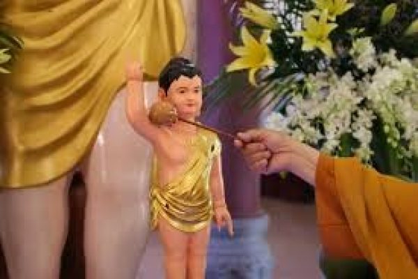 Tắm Phật trong nghi lễ Mừng Phật Đản Sanh